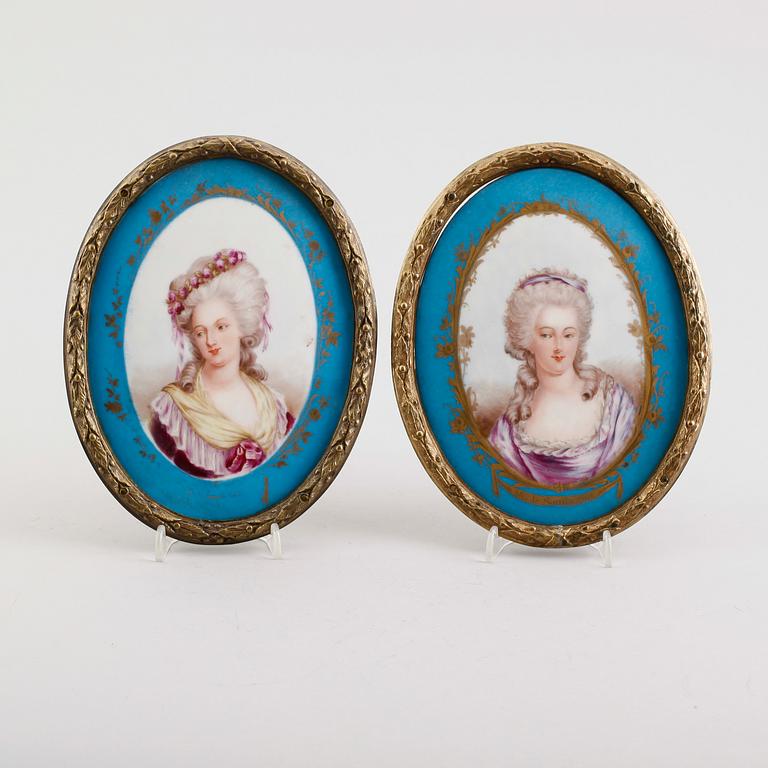 PORSLINSMÅLNINGAR, 1 par, möjligen Sèvres, Frankrike, 1800-/1900-tal.