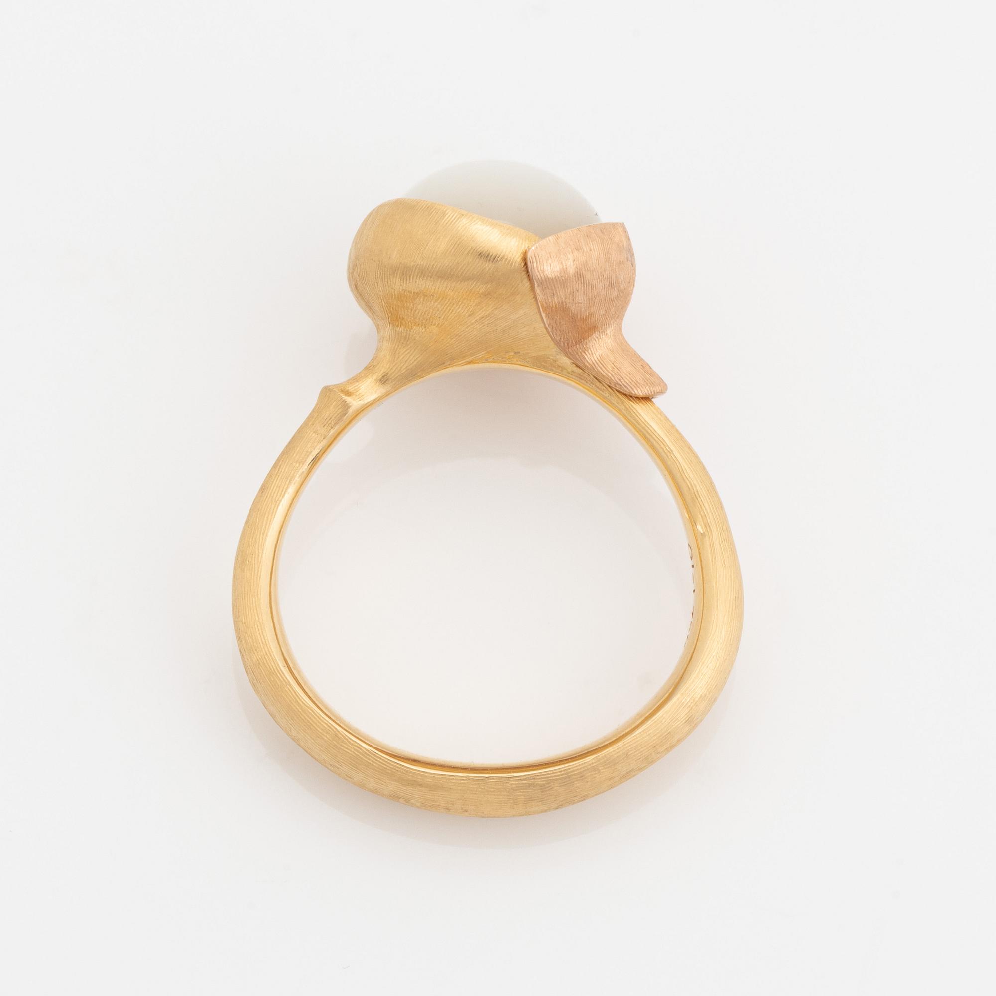 Charlotte Lynggaard för Ole Lynggaard, ring 18K guld med månsten, modell Lotus 2.