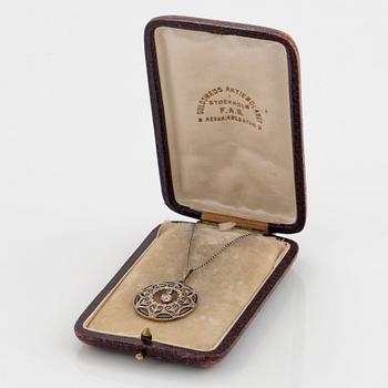 Hängsmycke 18K guld och platina med gammal- och rosenslipade diamanter samt safirer.
