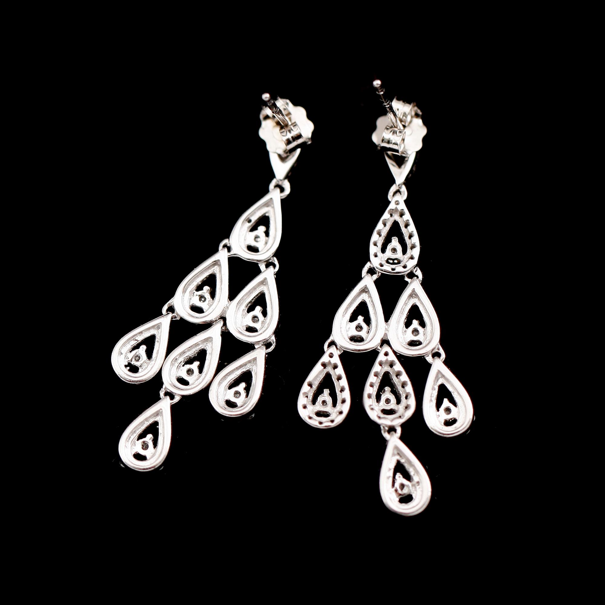 ÖRHÄNGEN, 1 par, 10 k vitguld, briljantslipade diamanter tot 0.75 ct.