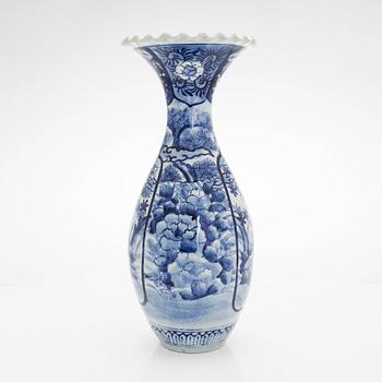 Mugg, porslin, Japan, Meiji (1868-1912) och vas, Meiji, tidigt 1900-tal.