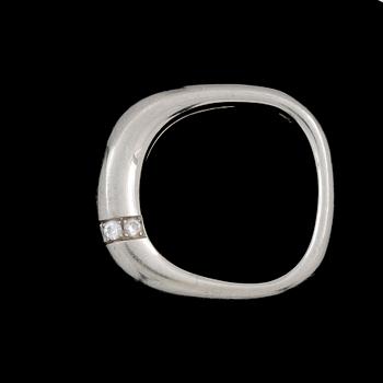RING, 18k vitguld med 5 små briljantslipade diamanter. Vikt 5g.