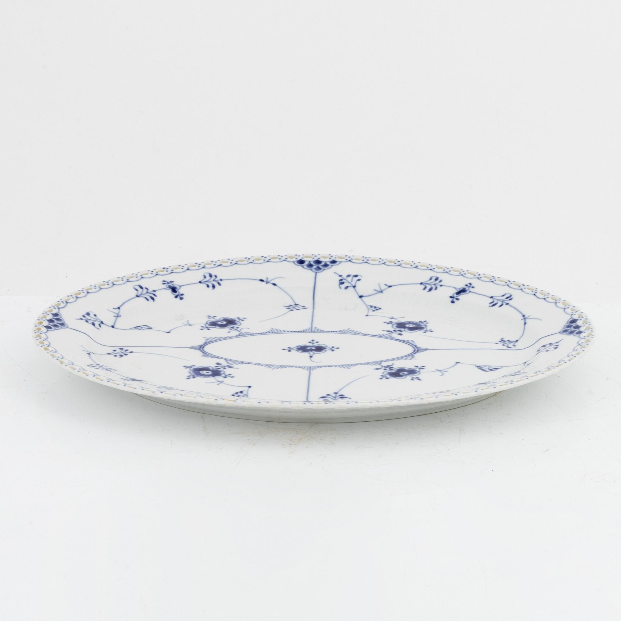 Royal Copenhagen, servisdelar, 28 delar, porslin, "Musselmalet", Danmark.