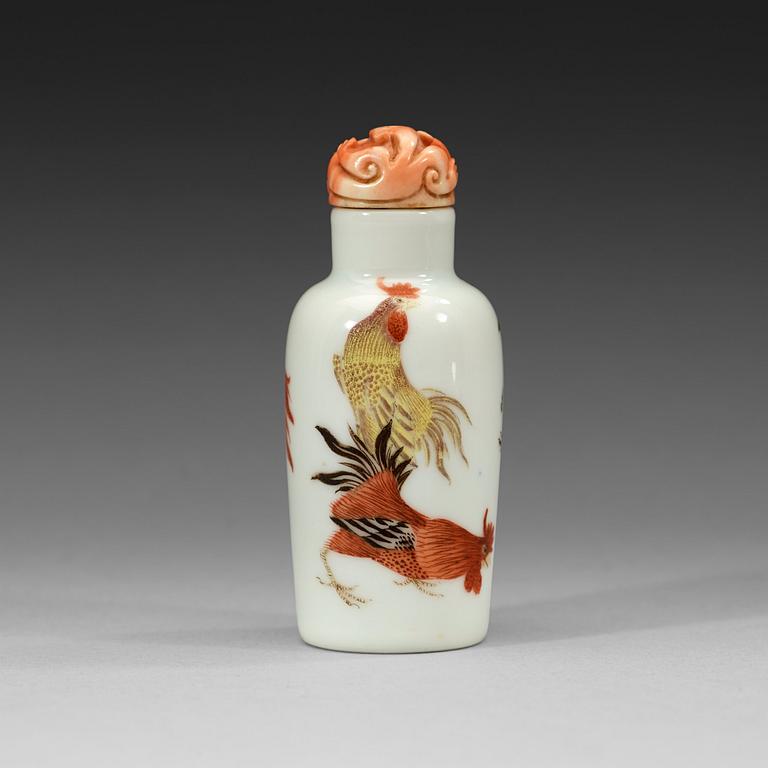 A porcelain snuff bottle, Qing dynasty, Guangxu six-character red mark and of the period (1875-1908).