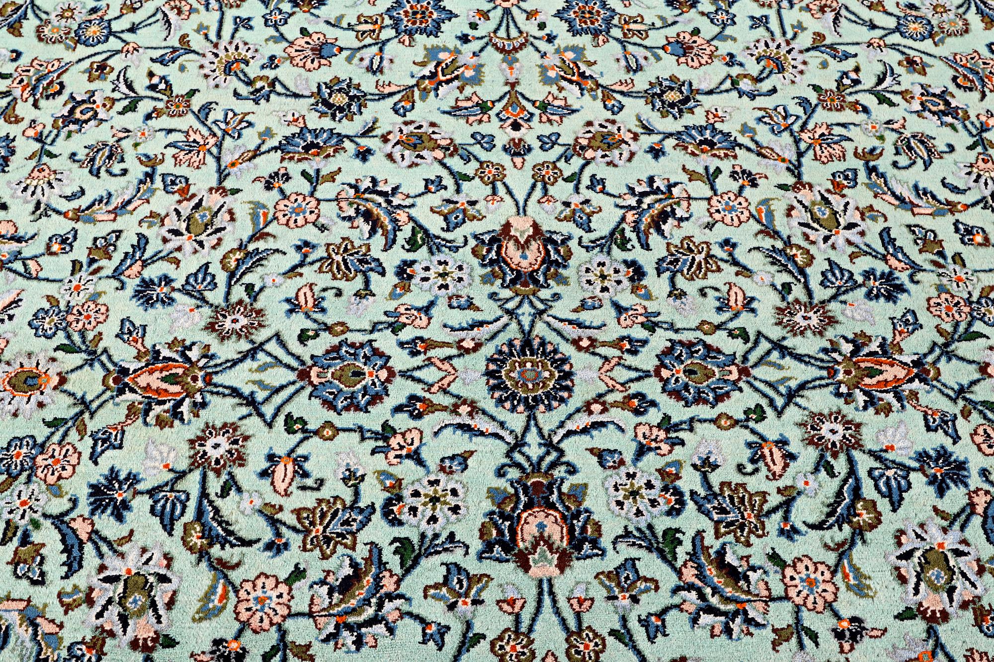 A Kashan carpet, c. 394 x 284 cm.