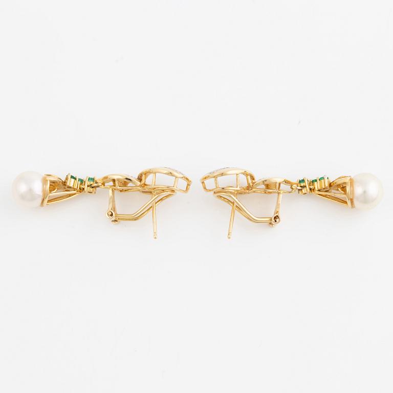 Örhängen, 18K guld med odlade pärlor, smaragder och briljantslipade diamanter.
