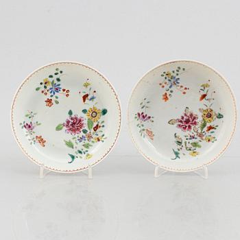 Kopp med fat, terrin utan lock, samt tre fat, porslin, Kina, Qingdynastin, 1700-tal.