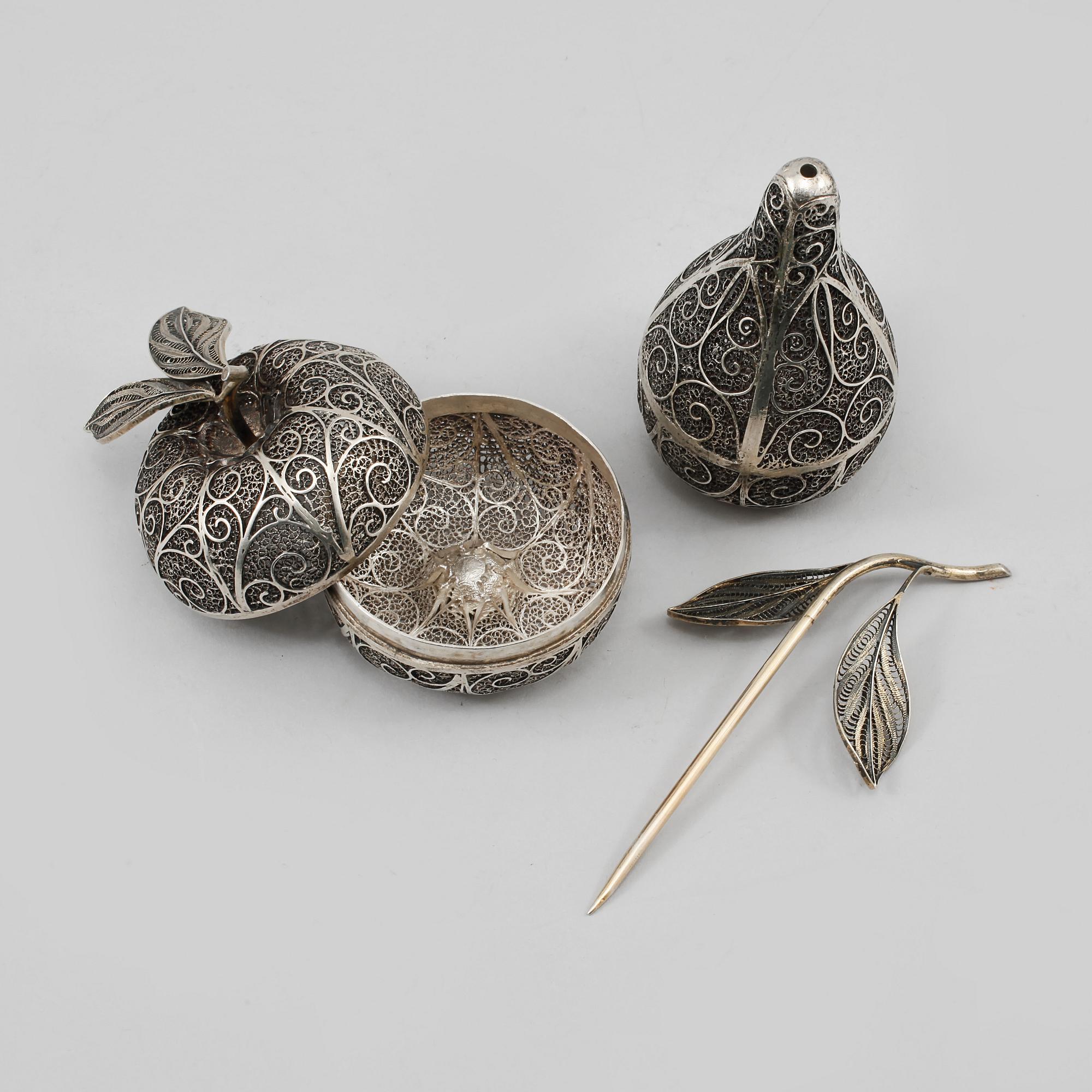 OBJEKT, 2 st, silver, utländska stämplar, 1900-tal, vikt 270 gram.
