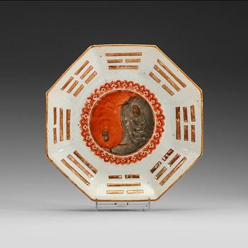 281. A iron red and gold Ying-Yang octagonal dish, Qing dynasty late 19th century. Whit seal mark in red.