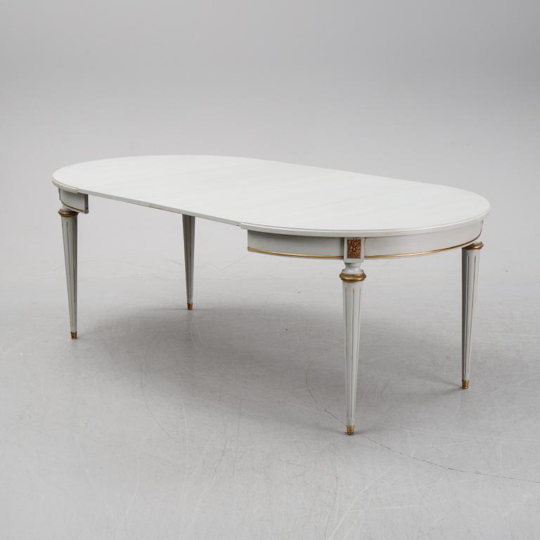 Matbord, gustaviansk stil, 
1900-talets andra hälft. Två iläggsskivor medföljer.