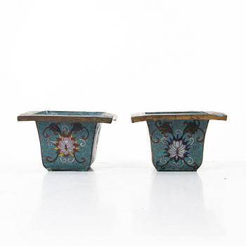 Ytterfoder, cloisonné på förgylld koppar, ett par, sen Qingdynasti / omkring 1900.