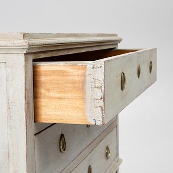 A chest of drawers, early 19th century.