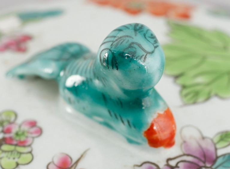 LOCKURNA, porslin, Kina, 1900-tal.