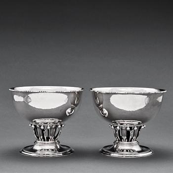 127. Georg Jensen, skålar 2 st, Köpenhamn  1915-1927 (otydligt), 830/1000 och 925/1000 silver, designnr 19 & 19A.