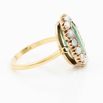 Ring in 18K gold with a cushion-shaped emerald and half pearls.