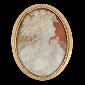BROSCH, 18 k guld och snäckskalskamé, troligen Karlshamn, 1950. Total vikt 25 g.