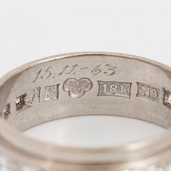 18K gold and brilliant-cut diamond ring.