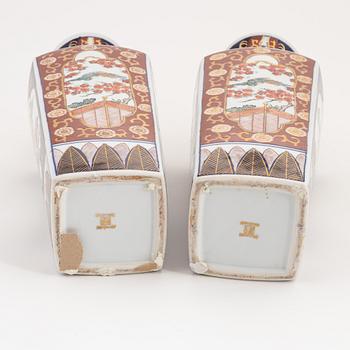 Vaser, ett par, porslin, imari, Japan, 1900-talets senare del.