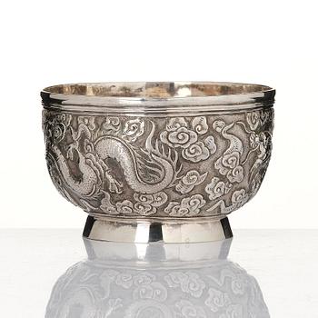 Skål, silver. Kina, 1800-talets senare del. Med monogram D v R under adlig krona.