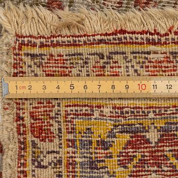 Matta, antik Täbris, nordvästa Persien , ca 372 x 280 cm.