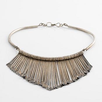 Collier, silver, halsring med stavar.