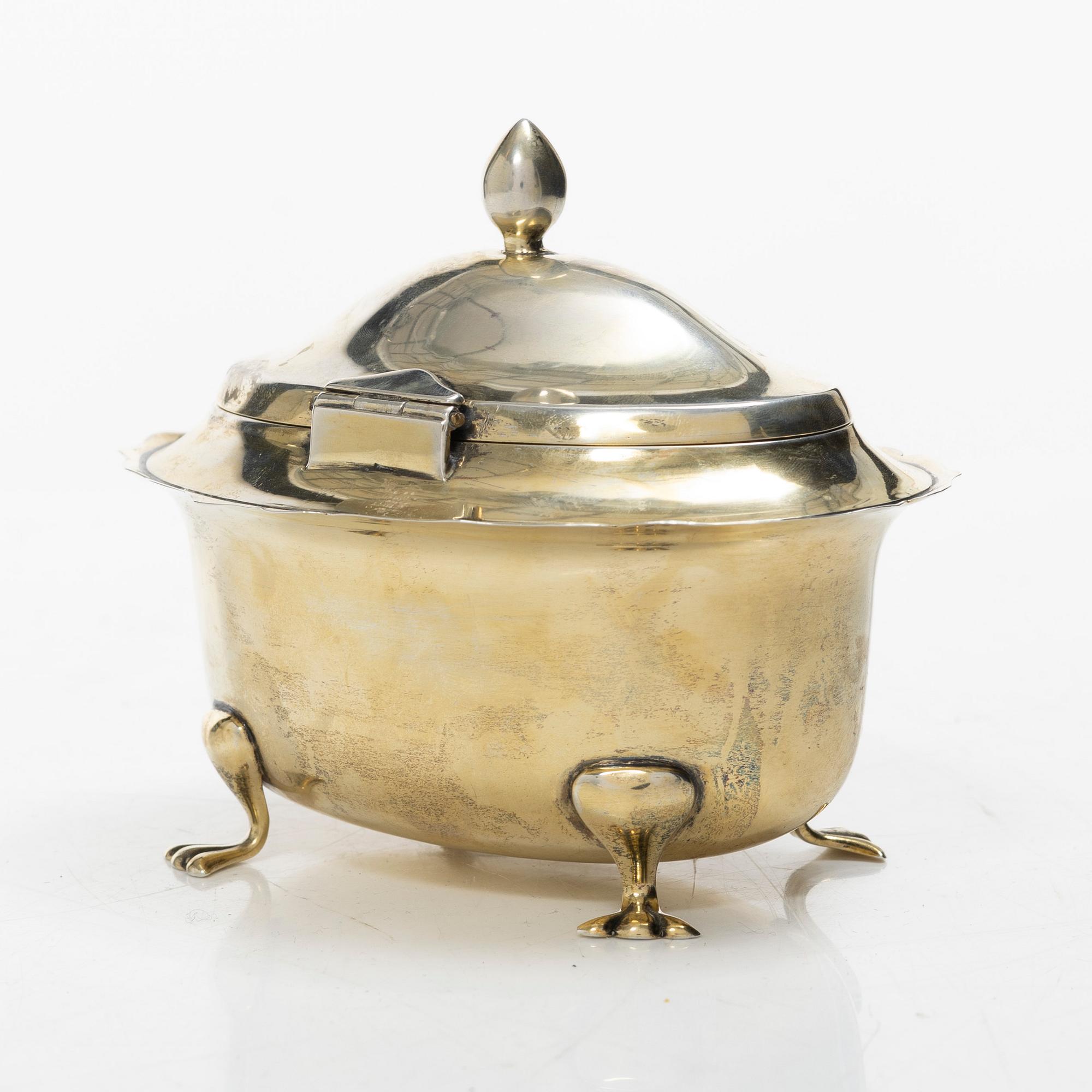 Arthur & John Zimmerman, skrin med lock, förgyllt silver, Birmingham, England 1910.