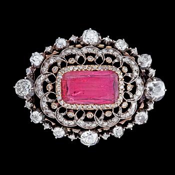 1003. BROSCH, rosa turmalin med antik- och rosenslipade diamanter. Ryssland ca 1850.