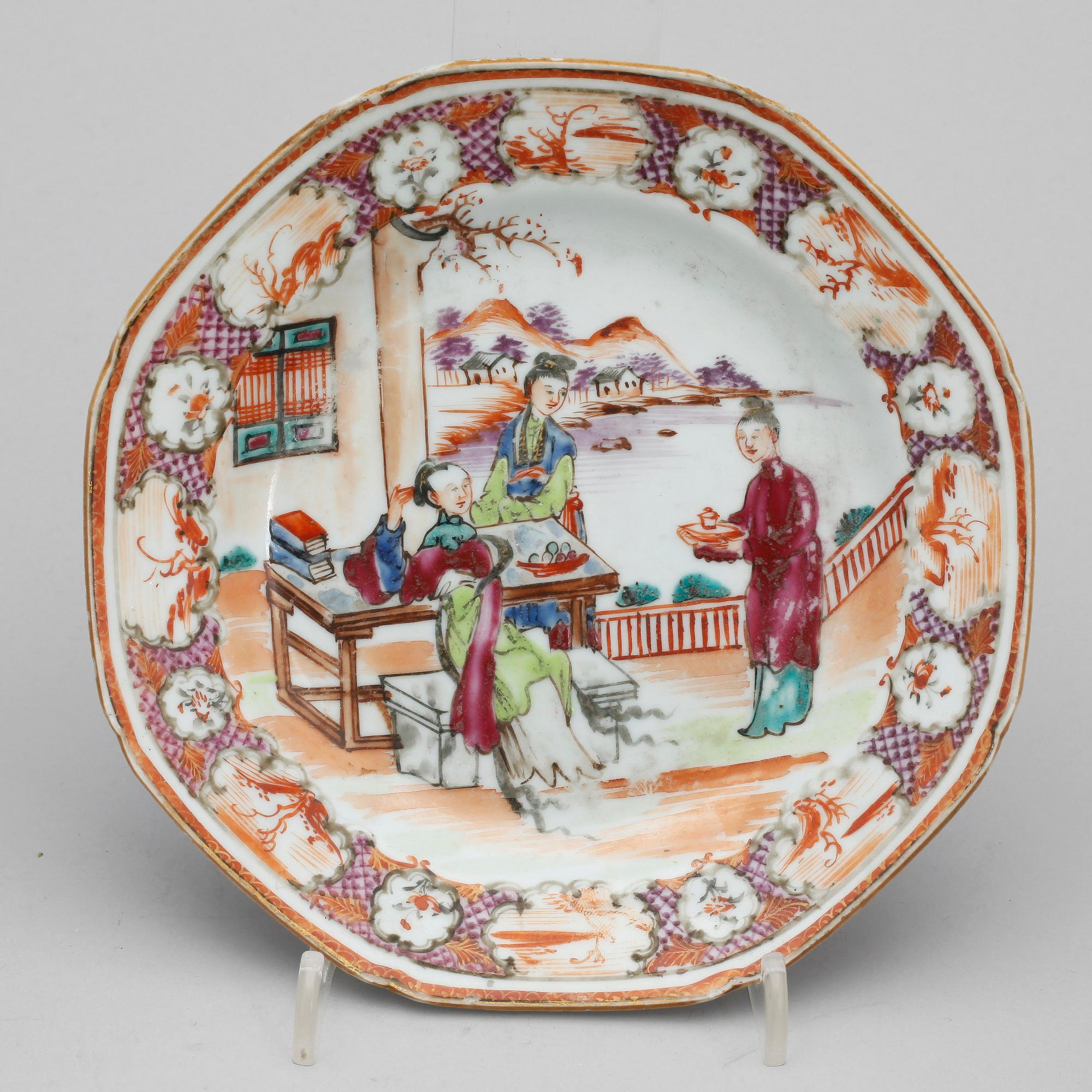 TERRIN MED LOCK, KOPPAR, 2 st, samt FAT, porslin, Qianlong, Kina, 1700-tal.