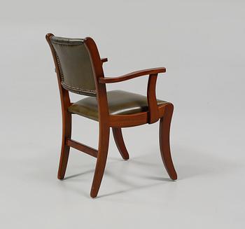 KARMSTOL, engelsk stil, 1900-talets andra hälft.