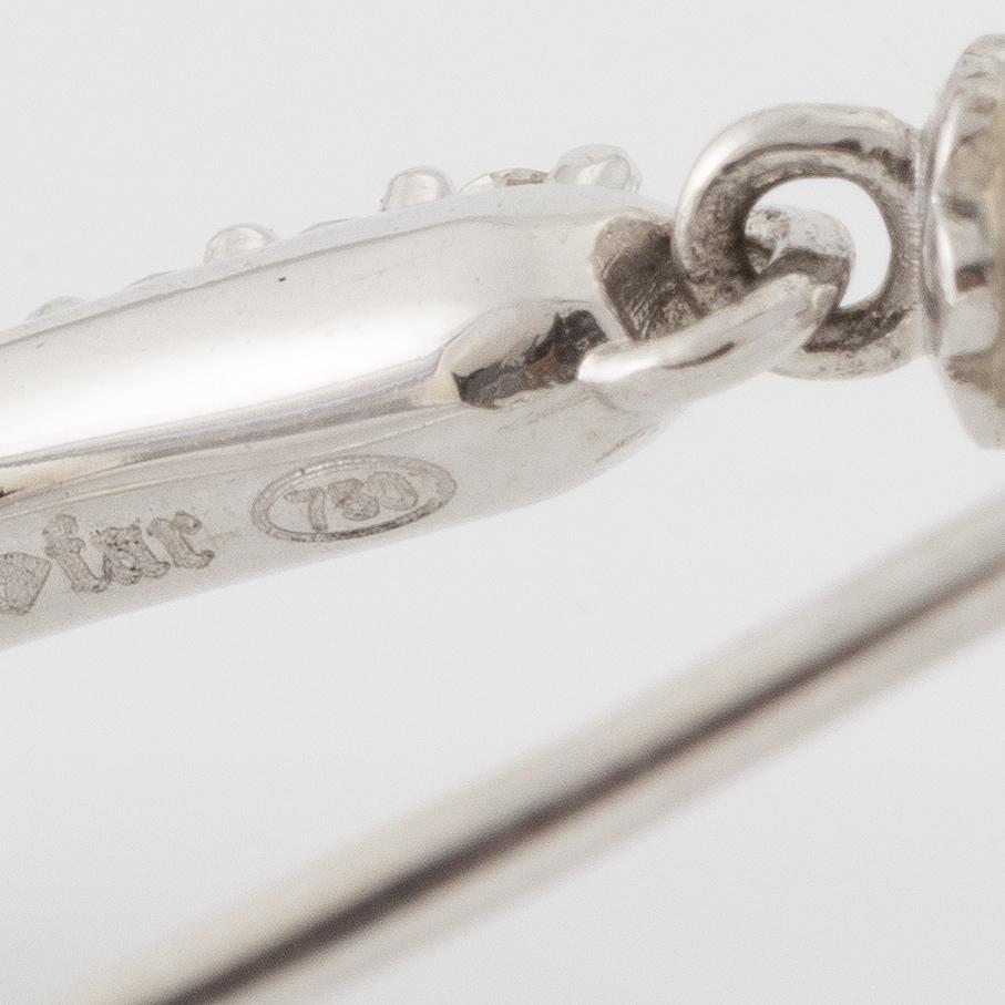 Örhängen 18K vitguld med odlade barocka sötvattenspärlor och briljantslipade diamanter.