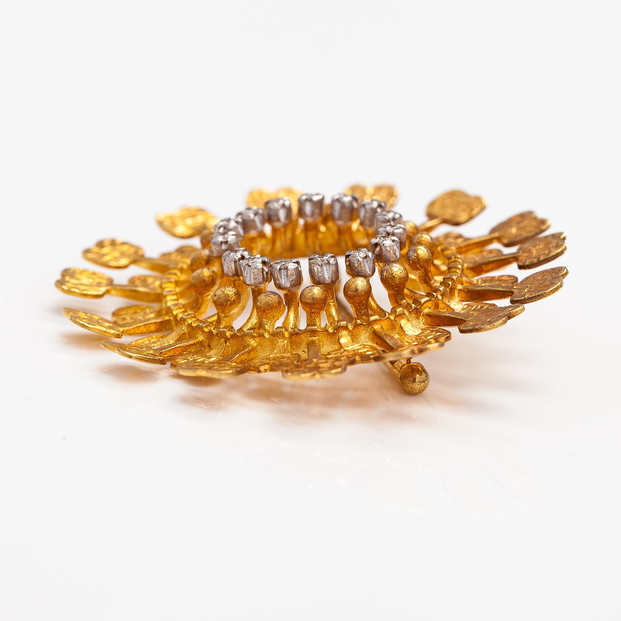 Tapio Wirkkala,  "Sun", an 18K gold brooch with diamonds ca 0.13 ct in total. Kultakeskus, Hämeenlinna 2000.