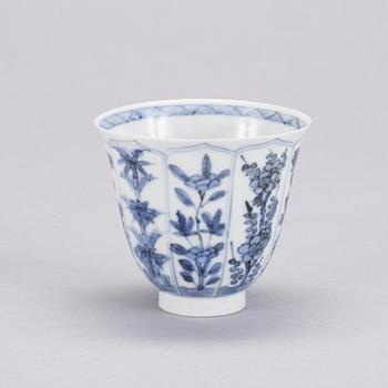 VINBÄGARE, porslin, Kangxi, Kina 1700-tal.