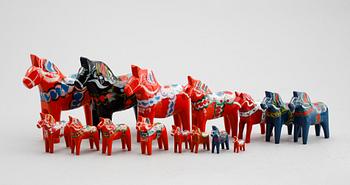 DALAHÄSTAR, 15 st, skuret och bemålat trä, 1900-/2000-tal.