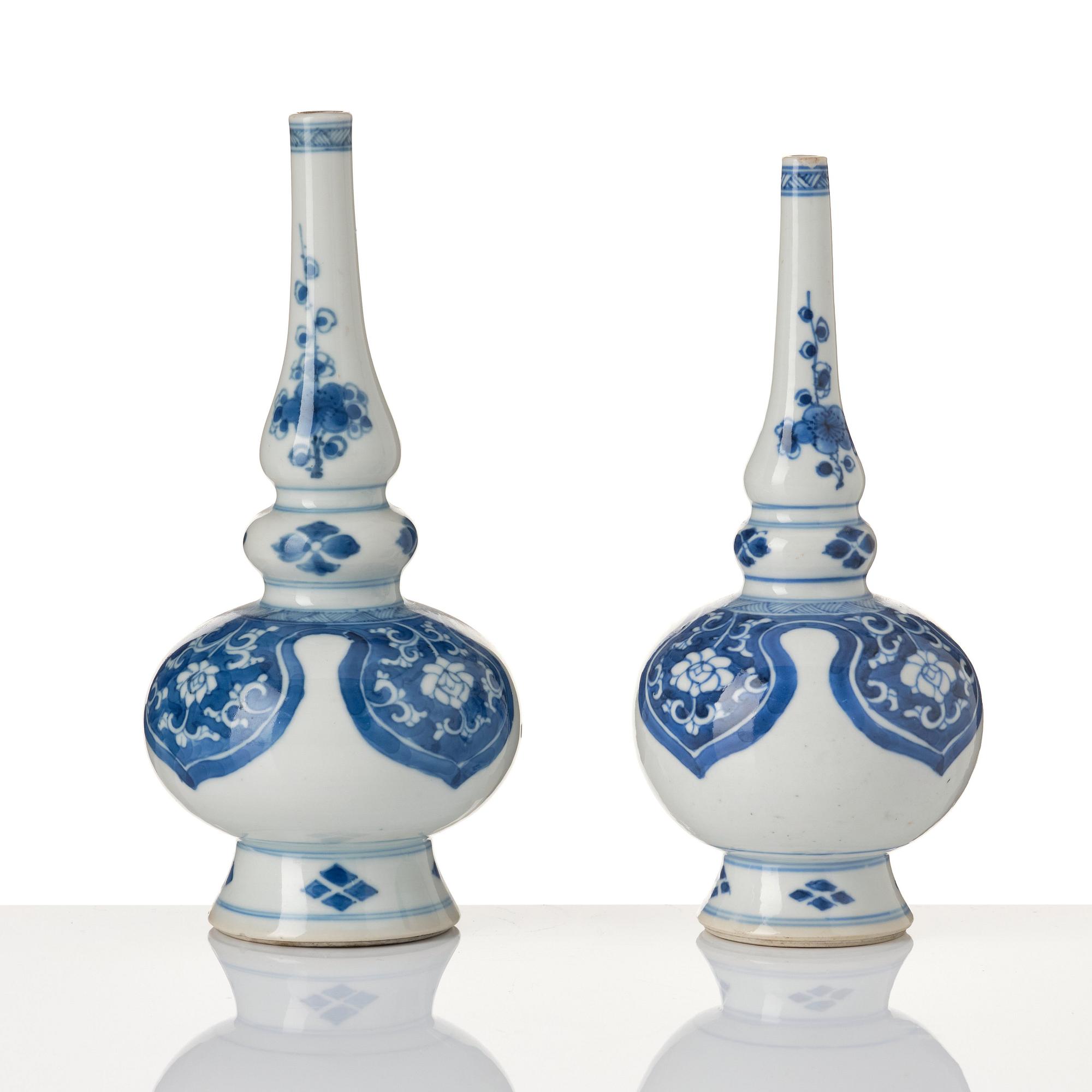 Two blue and white rose water sprinklers/vases, Qing dynasty, Kangxi (1662-1722).