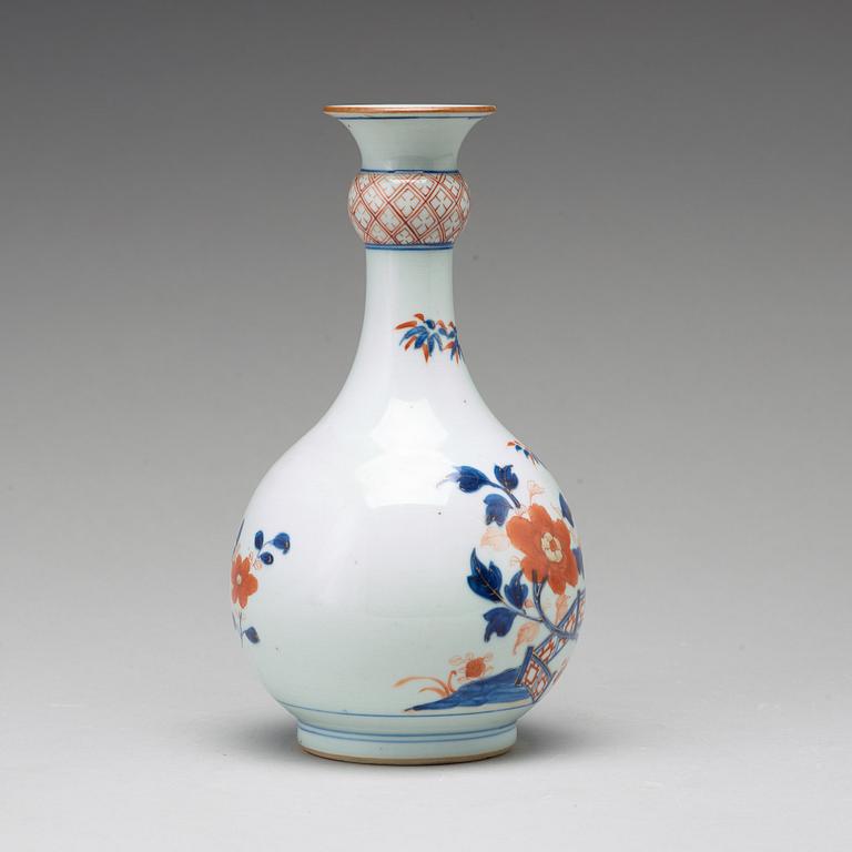 VAS, porslin. Qingdynastin, Kangxi (1662-1722).
