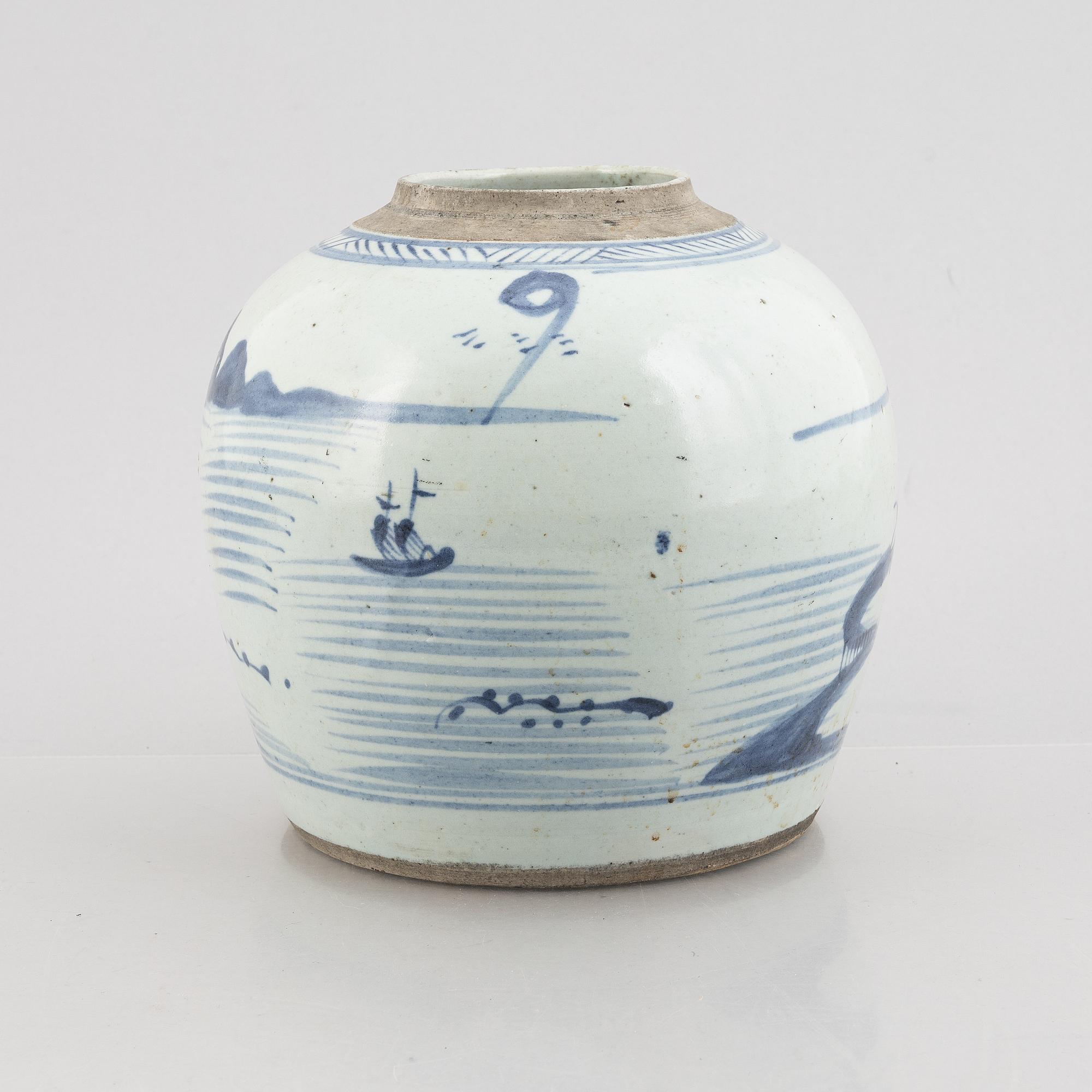 A blue and white porcelain pot, China, Qing dynasty, 19th century.