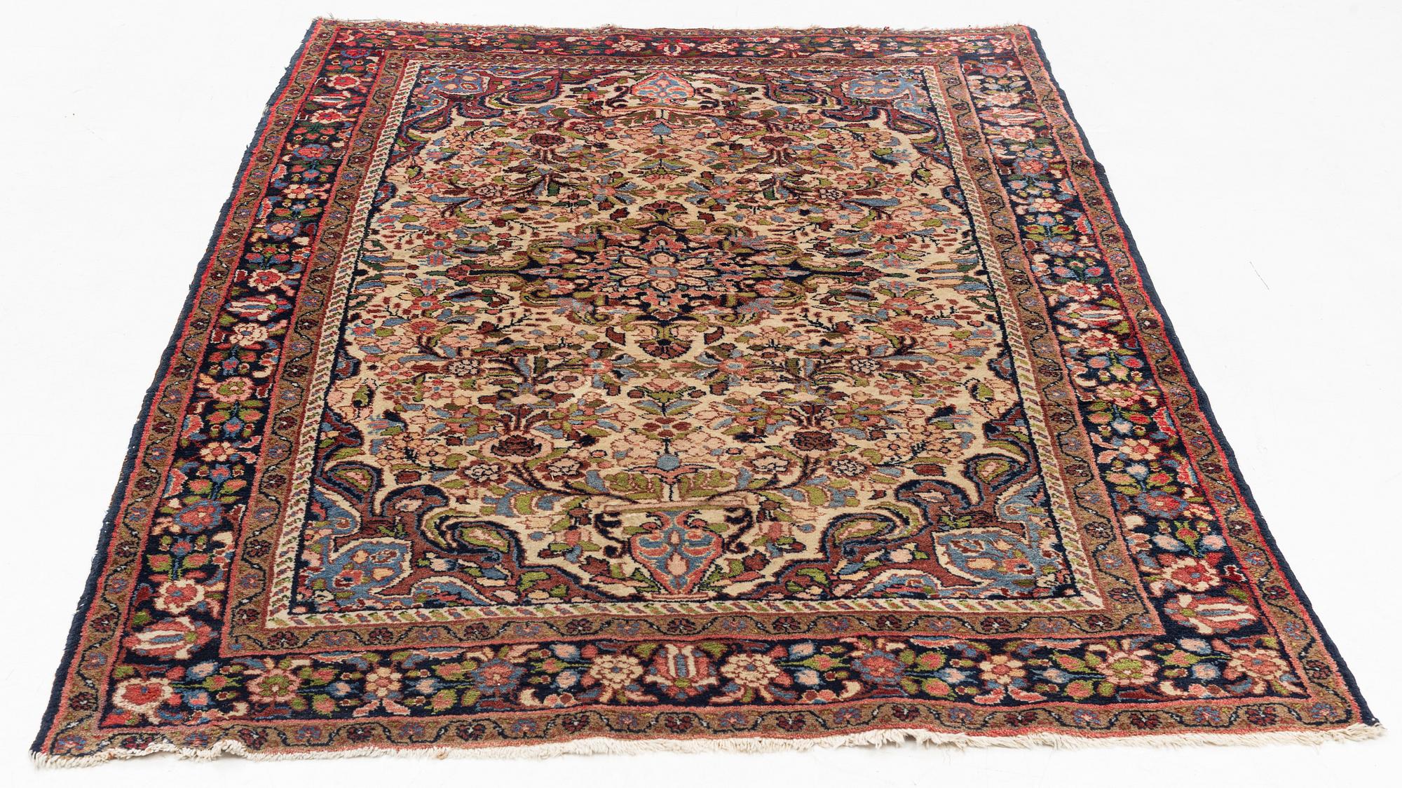 Carpet, Hamadan, circa 210 x 138-143 cm.