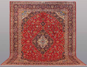 A CARPET Kashan, signed, ca 422 x 347 cm.
