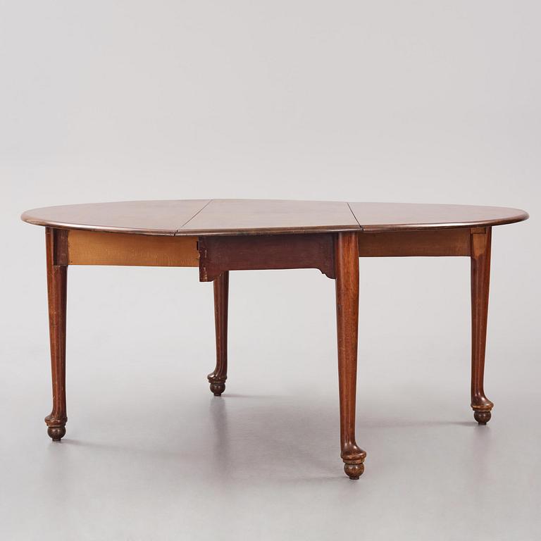 A George III mahogany gateleg table, late 18th century.