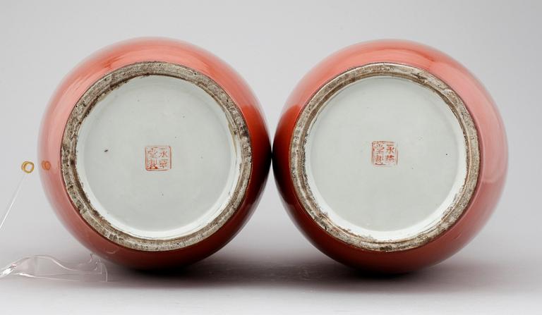 VASER, ett par, porslin, Kina, 1900-talets första hälft.