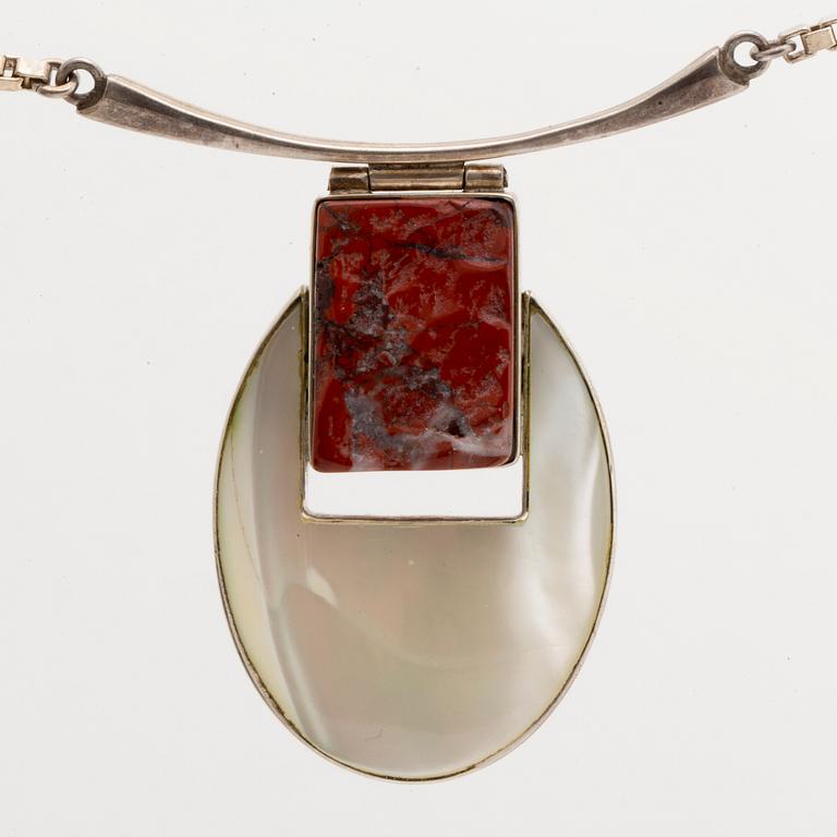 3 silvercollier, malakitkulor, pärlemor och rött stenämne, virad halsring Georg Jensen.