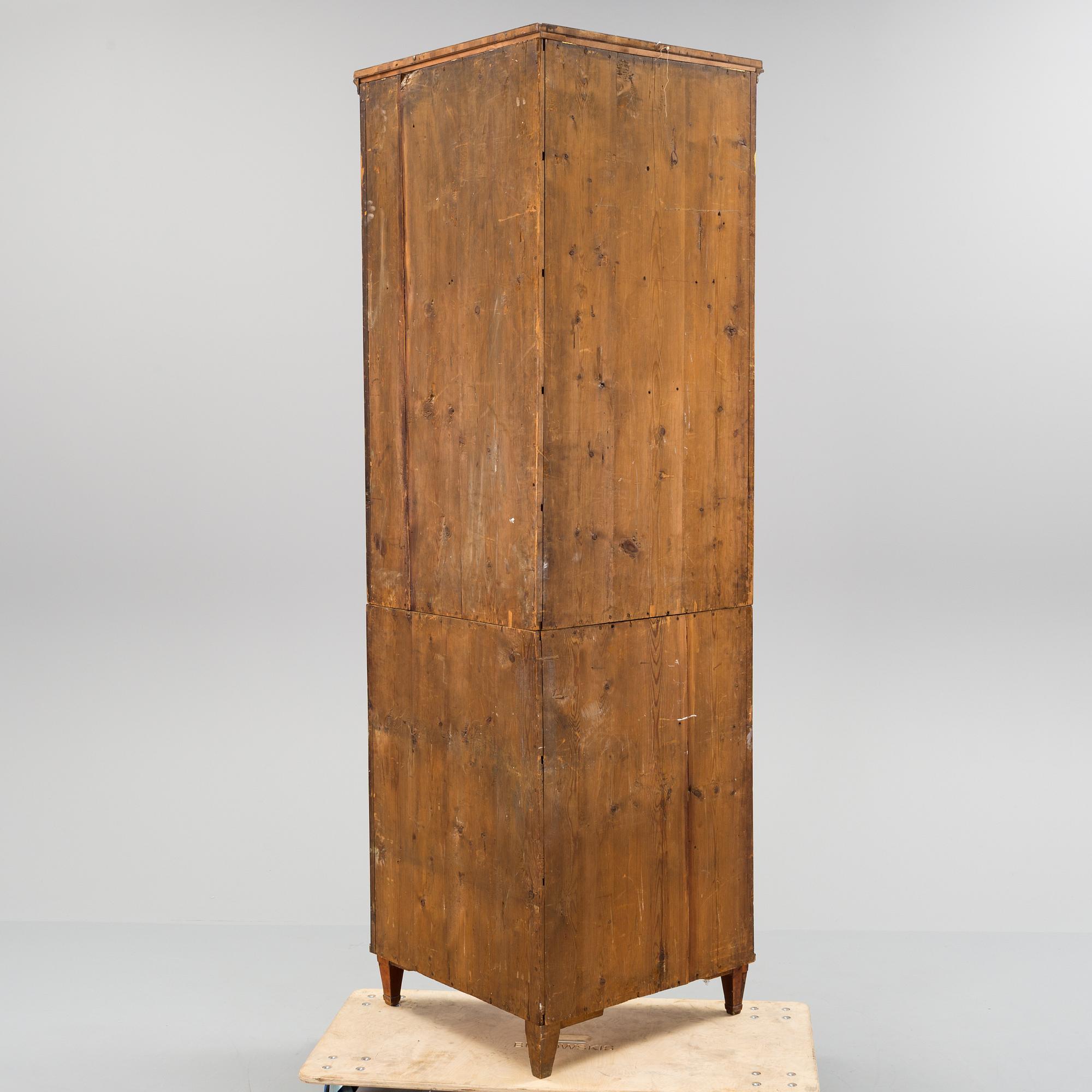 VITRINSKÅP/HÖRNSKÅP, sengustavianskt, 1800-talets första hälft.
