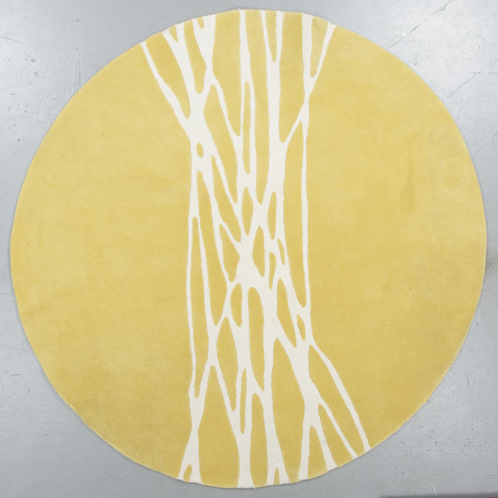 A carpet, "Segments", Barbara Hosak. hand tufted, Kateha, diameter 216 cm.