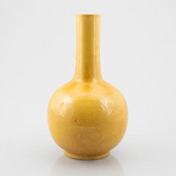 A porcelain vase, China, 20th century.