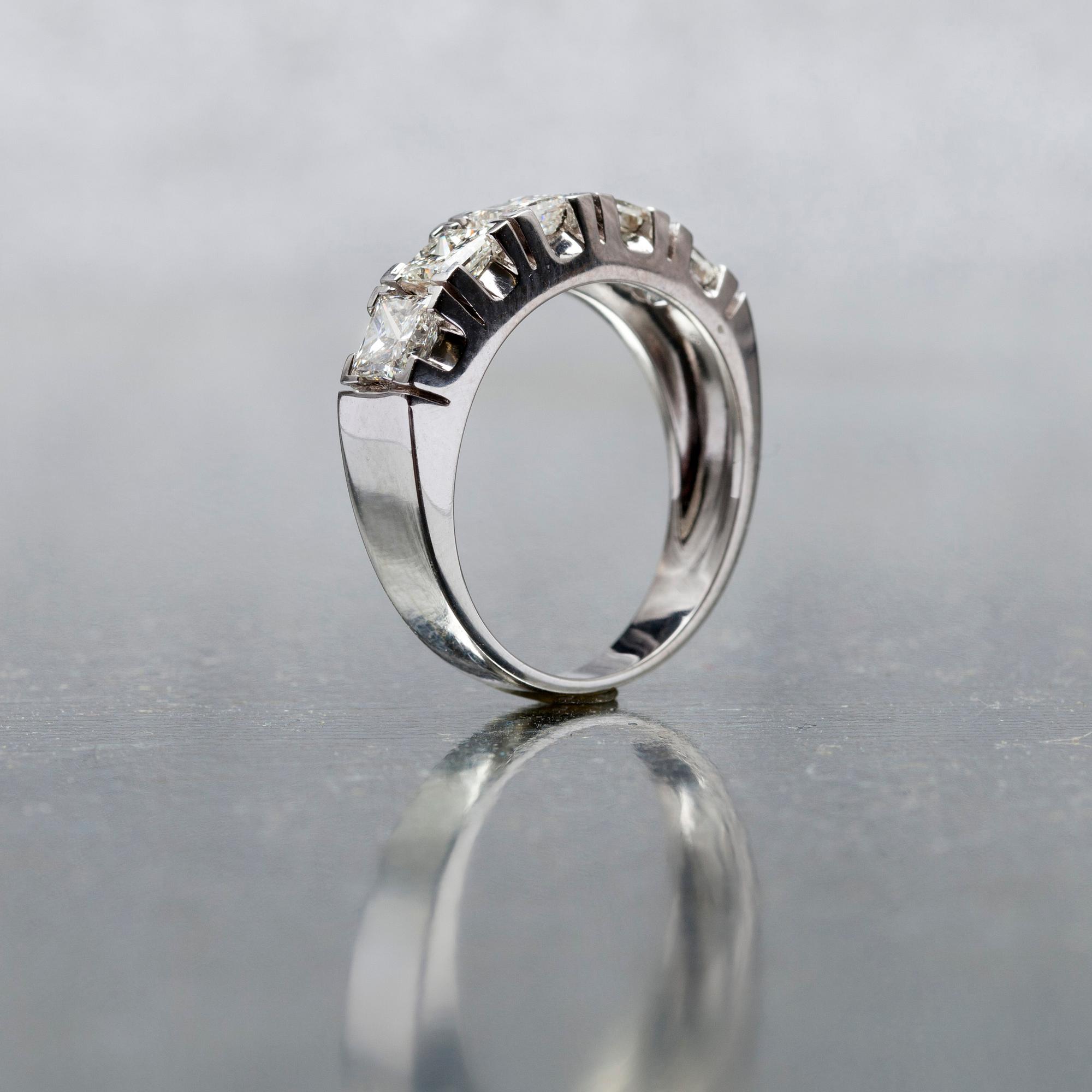 RING, vitguld 14K, 5 st princesslipade diamanter, tot. 1,63 ct. Paino 4,45 g.