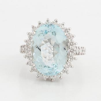 RING med akvamarin och briljantslipade diamanter.