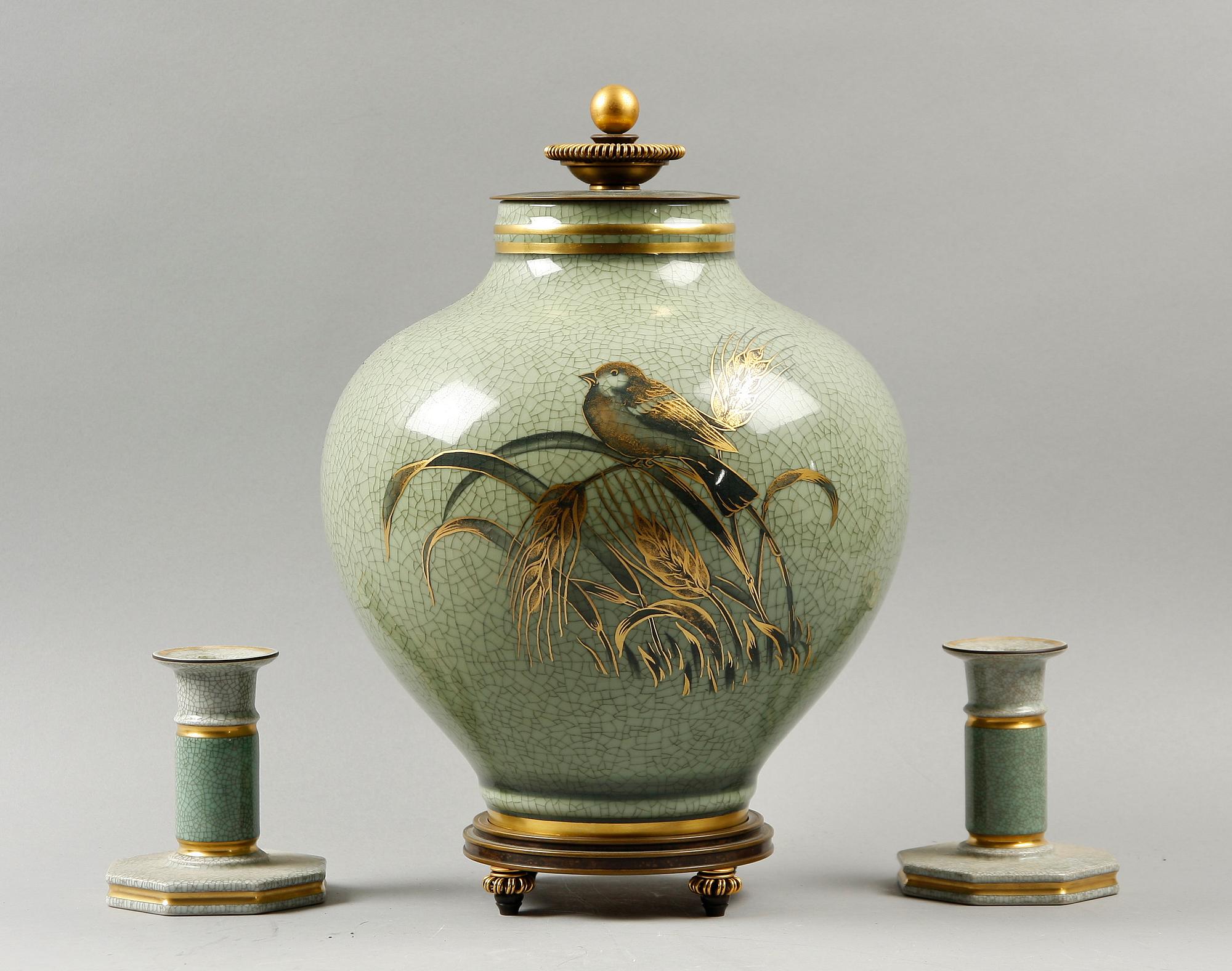 PRAKTURNA samt LJUSSTAKAR, ett par, stengods, Royal Copenhagen, 1961.