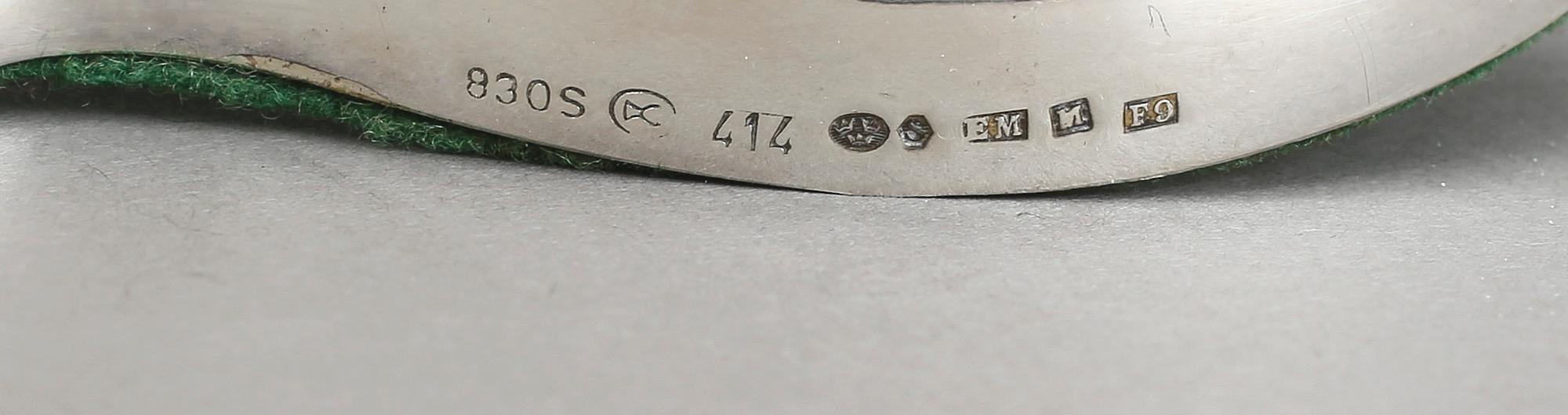 LJUSSTAKAR, ett par, silver, rokokostil, omkring 1900-talets mitt.