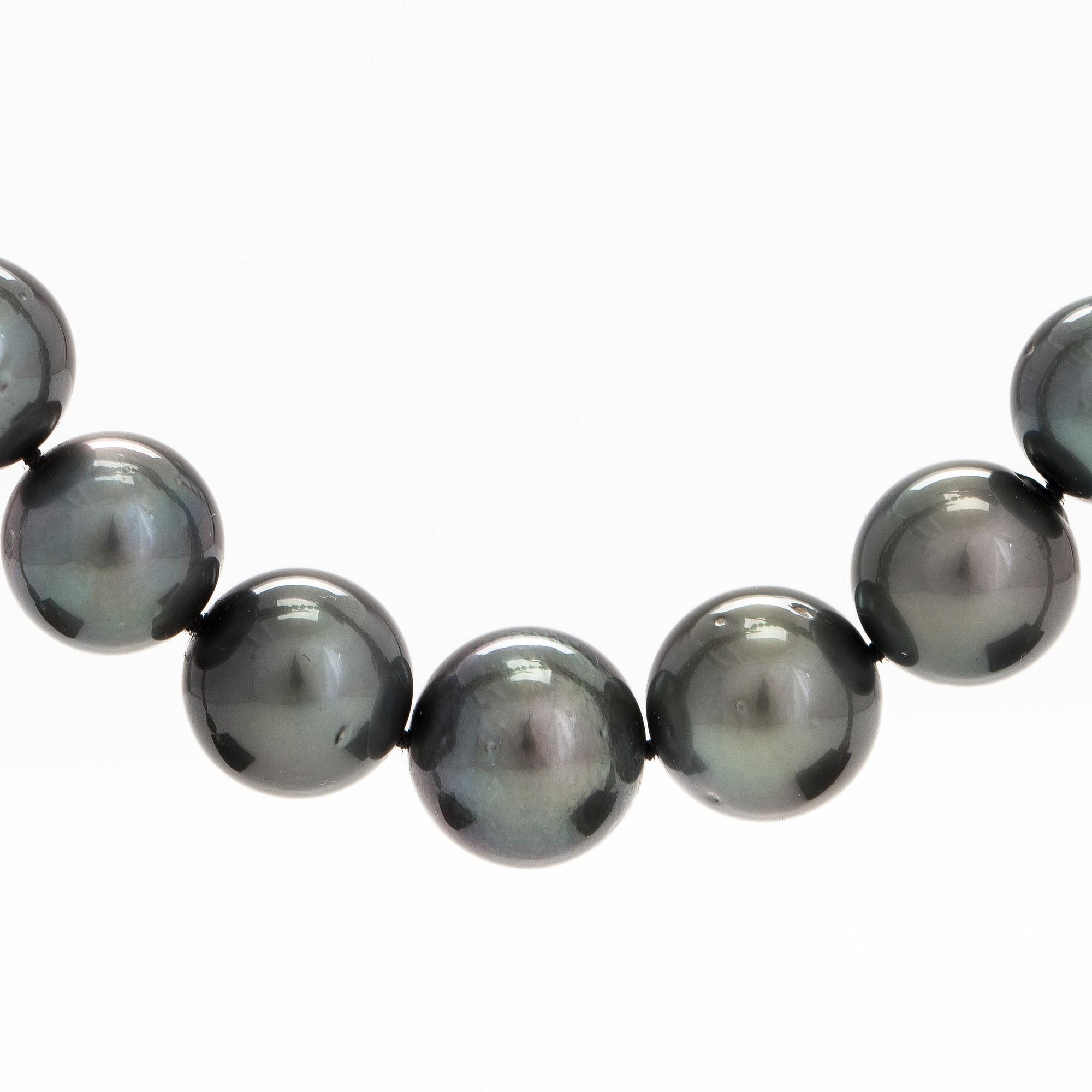 Collier med odlade Tahitipärlor, lås 14K guld.