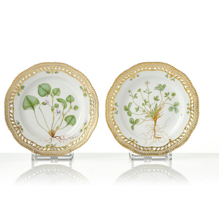 Tallrikar, 11 stycken, porslin. Royal Copenhagen,,' Flora Danica', Danmark, 1900-tal.